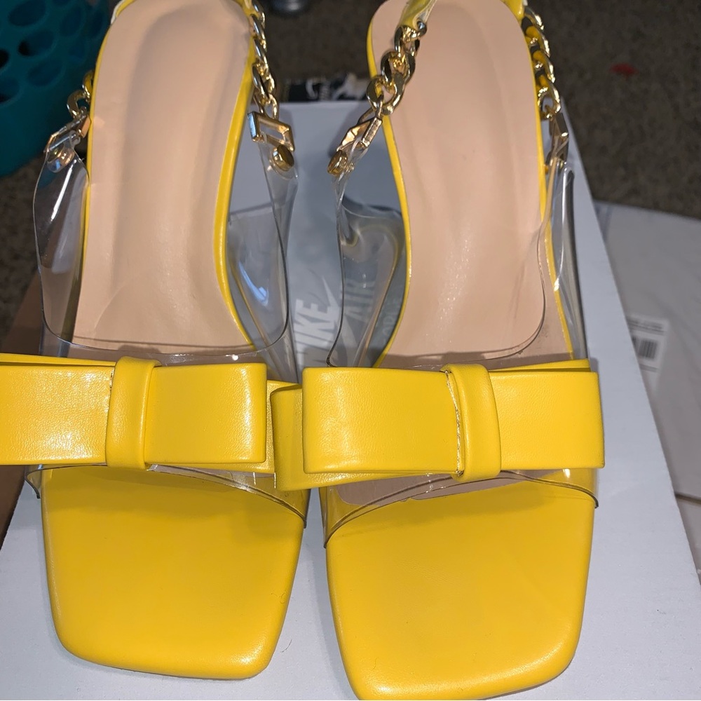 Beautiful yellowish gold heals